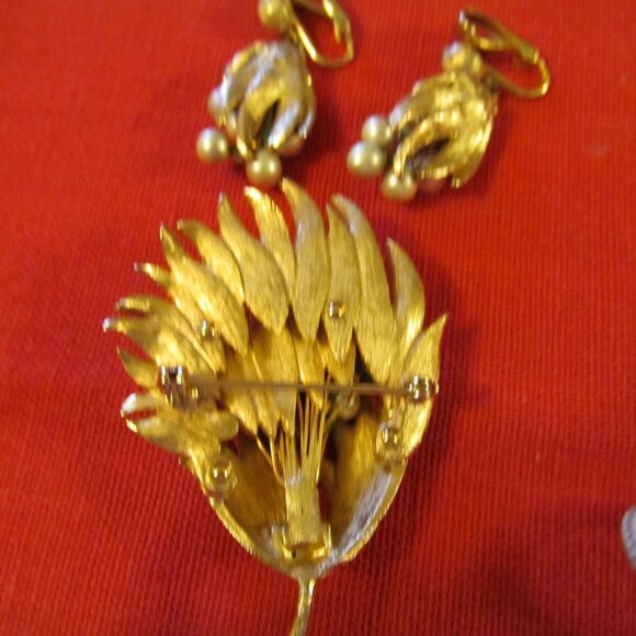 VINTAGE  ANTIQUE GOLD LEAF  BROACH AND CLIP EARRINGS- PEARLS RHIESTONES MINT - Picture 7 of 16